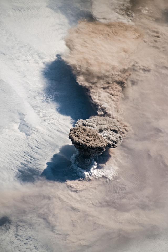 190627_volcanoerupting2