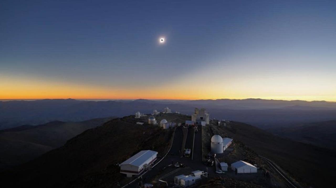 南米で観測された皆既日食のクールな写真まとめ