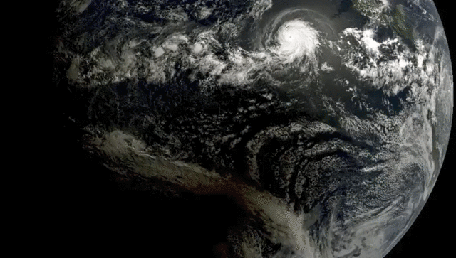 奇跡的に撮影できた日食とハリケーンの2ショット