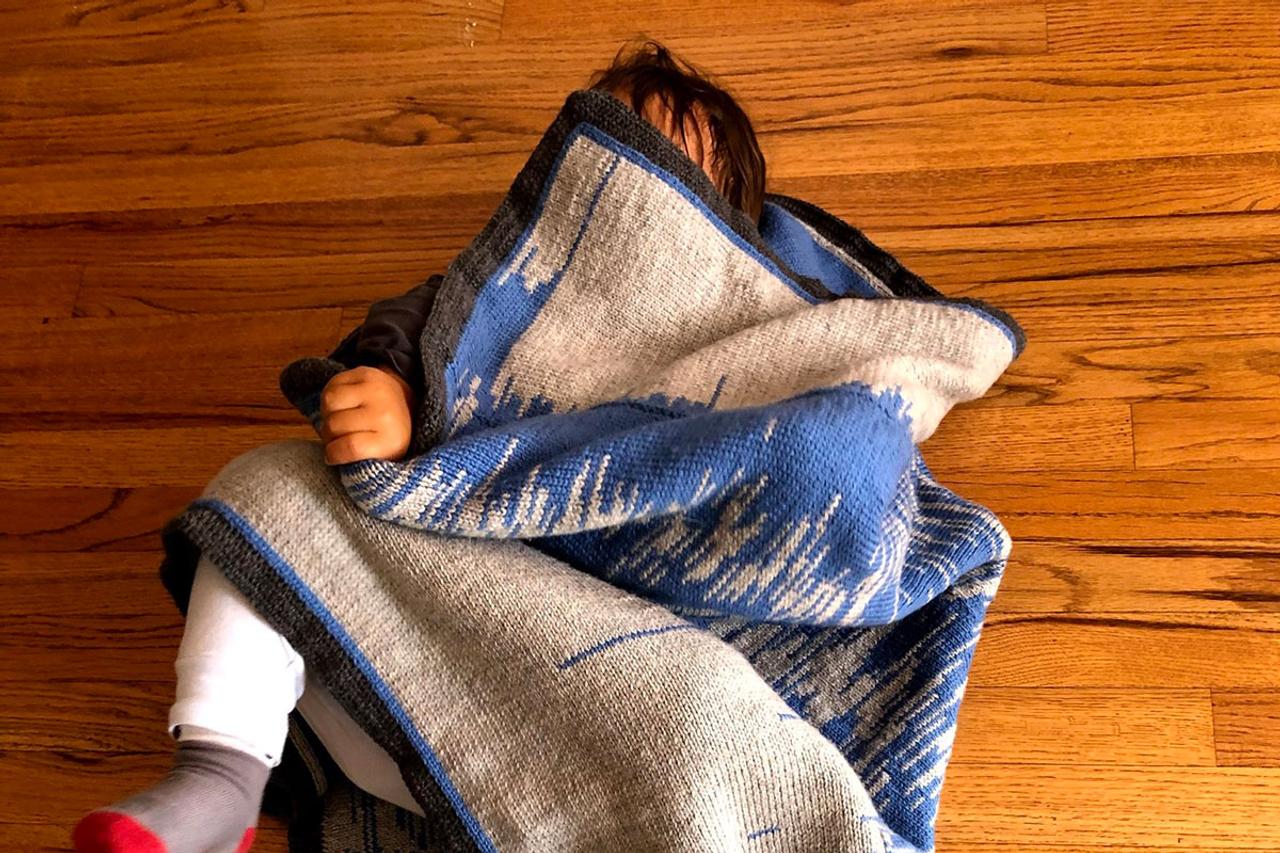ギークの愛情表現。赤ちゃんの睡眠パターンをブランケットにしたパパ