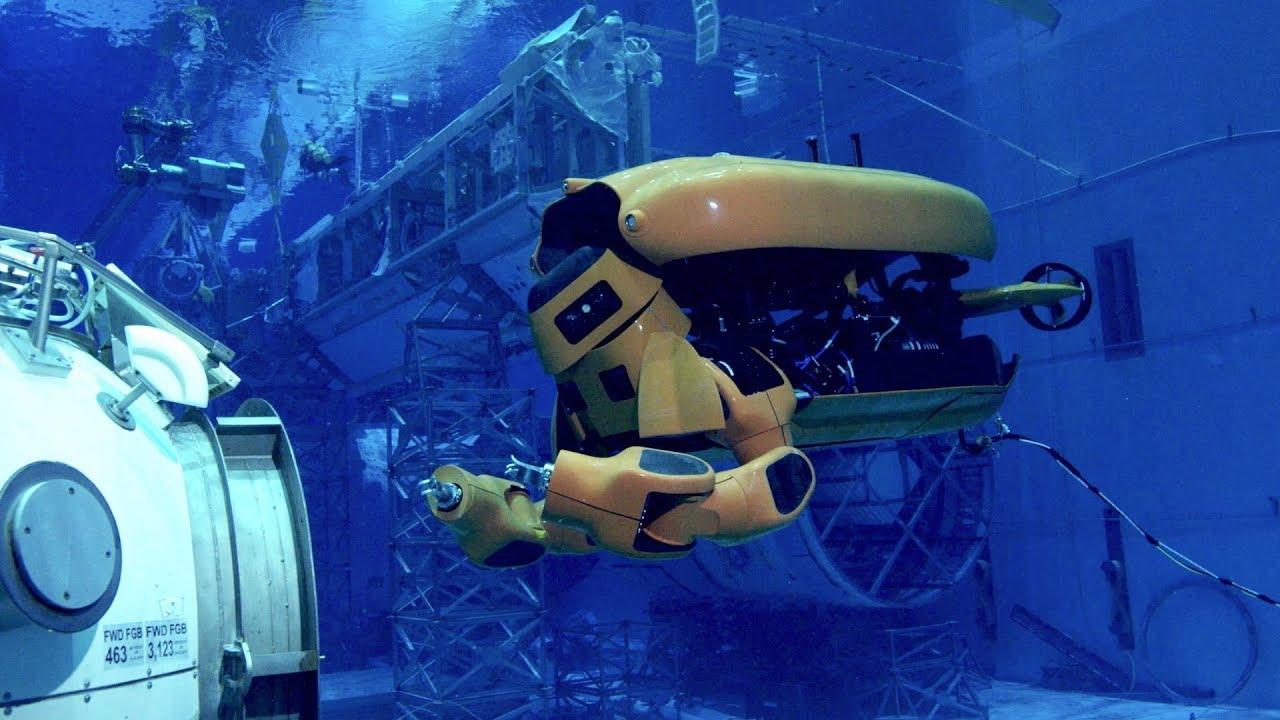 トランスフォームして2本腕が出てくる潜水ロボットは期待の整備士