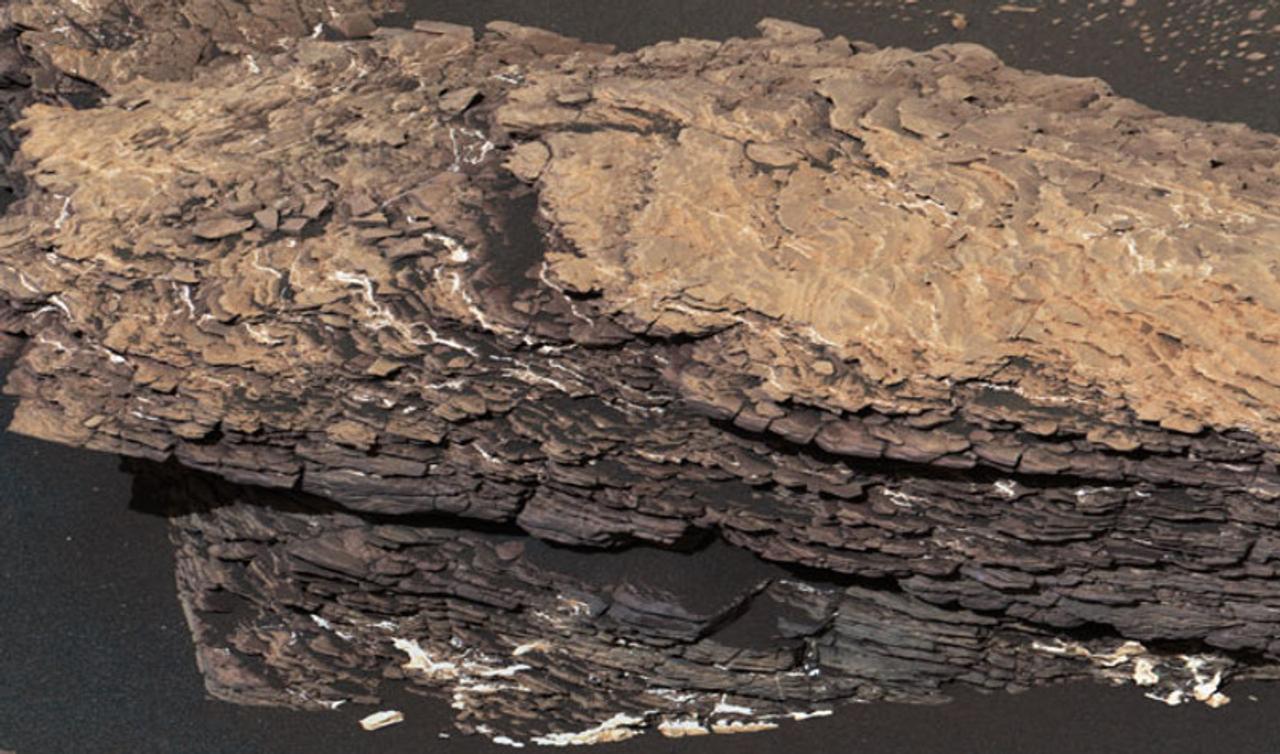 まるで巨大なパイ菓子。NASAの火星探査ローバー｢キュリオシティ｣が複雑な層の巨岩を発見