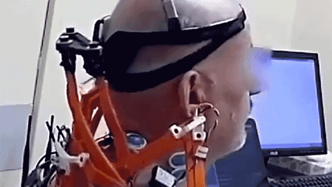 ALS患者の首の上げ下げを助けるSFチックな首支えロボット