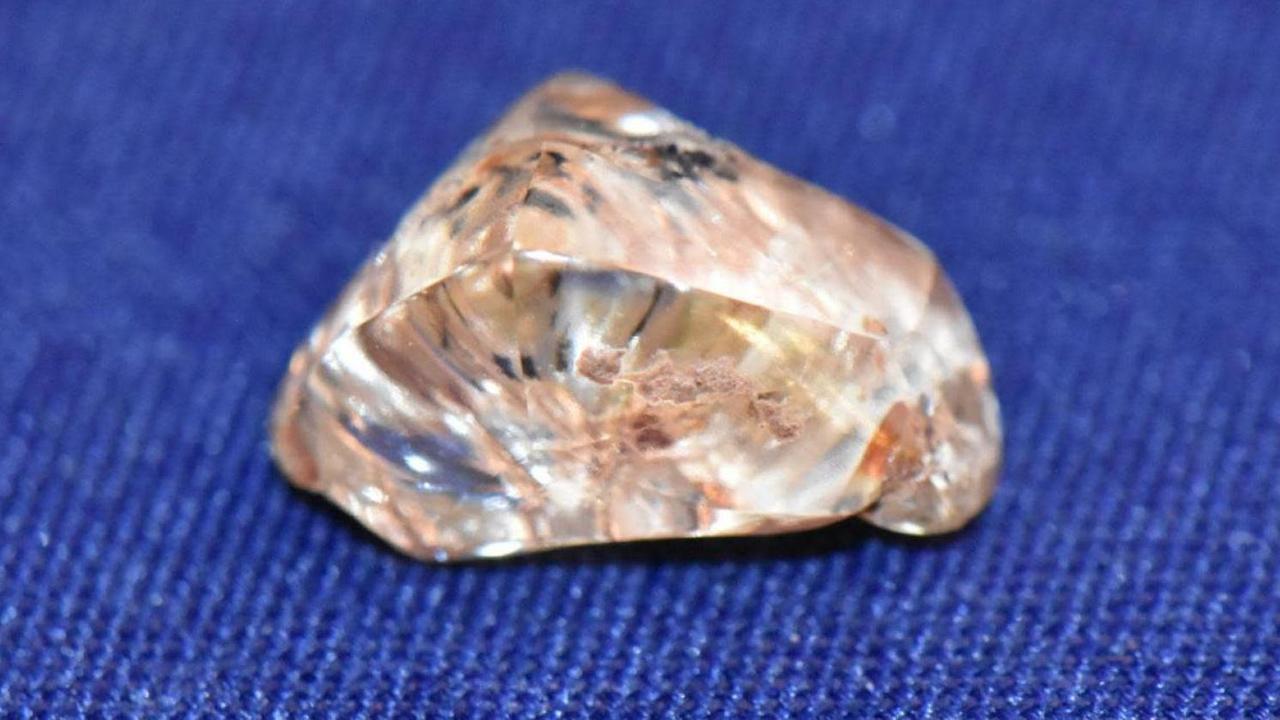 ｢ダイヤモンドの見つけ方｣をYouTubeで見てた女性、3.72カラットのイエローダイヤを発見