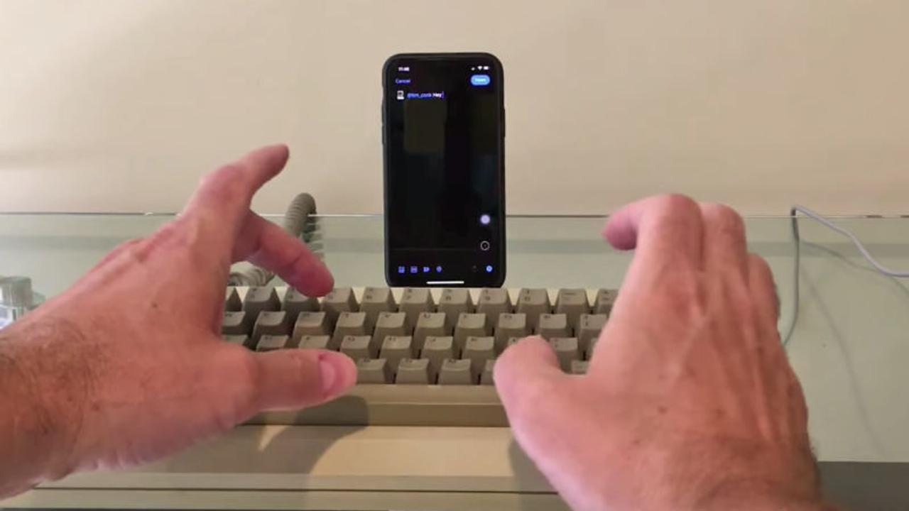 iPhoneは35年前のMacキーボードで操作できる