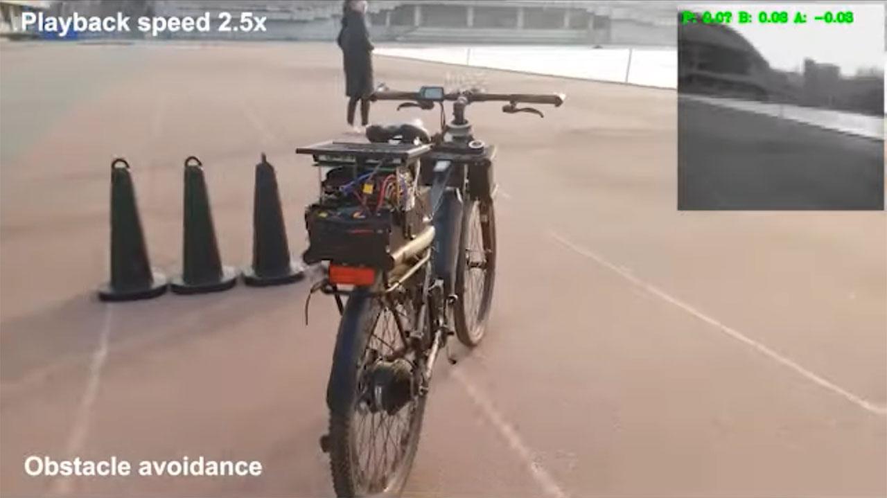 幽霊じゃないよ。AI操縦でひとりでに走る自転車 | ギズモード・ジャパン