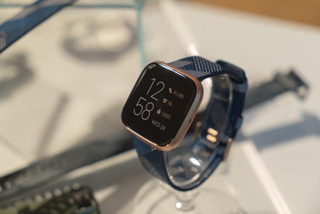 Fitbitの新スマートウォッチ｢Versa 2｣ハンズオン：安っぽかった見た目 