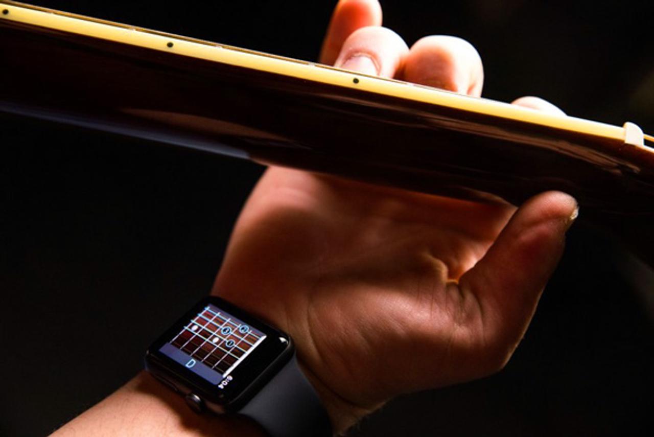 手首を見ればギターが弾ける！ スマートウォッチで押さえる場所を示すARアプリ｢Wristruments｣