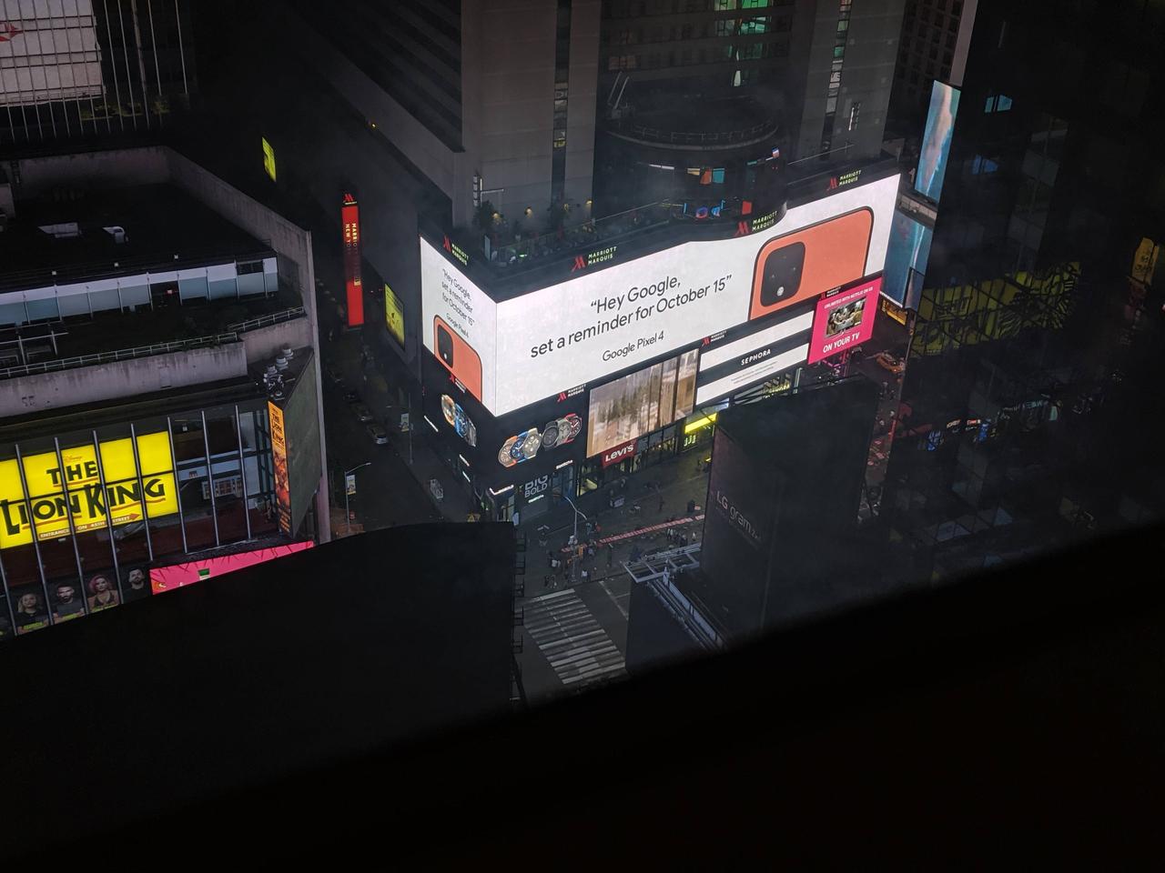 タイムズスクエアにデカデカと｢Pixel 4｣