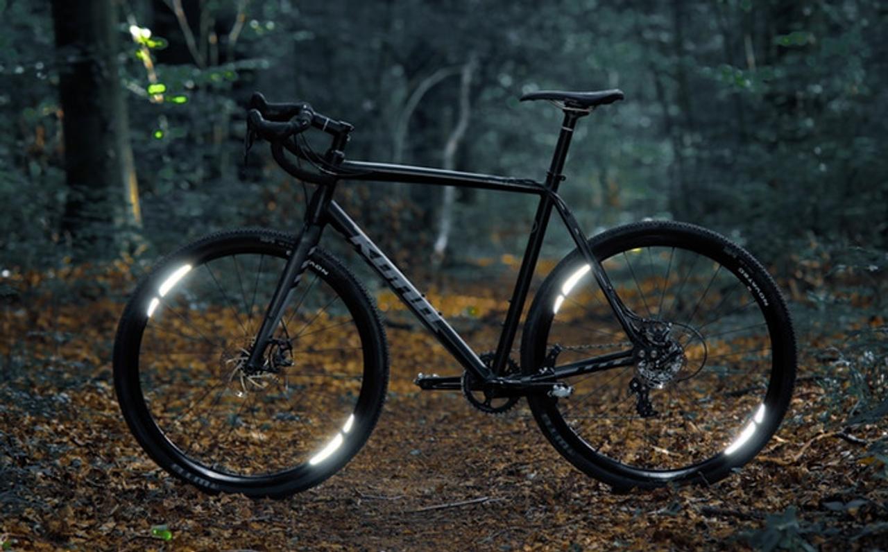 タイヤが発光してるみたい！ 自転車に貼る強烈な反射ステッカー