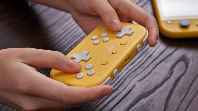 Nintendo Switch Lite用の手持ちコントローラーが早くも登場 | ギズモード・ジャパン