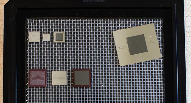 191024GoogleQuantumLab_chips_comparison