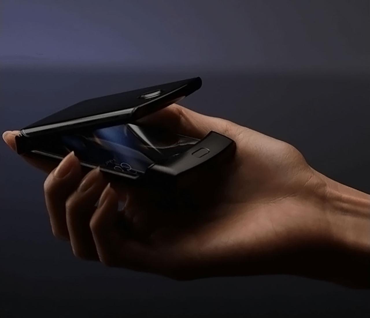 モトローラの折りたたみスマホの画像がさらにリーク。ガラケースタイルが発展していくのだろうか？