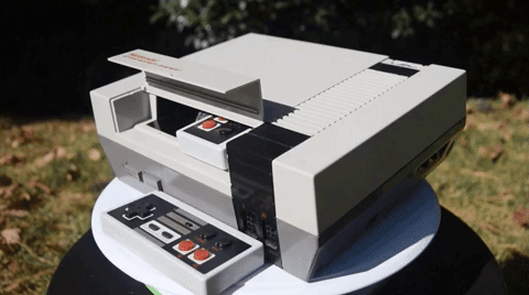 プロジェクター内蔵ファミコンが海外で爆誕。ワイヤレス操作・充電にも