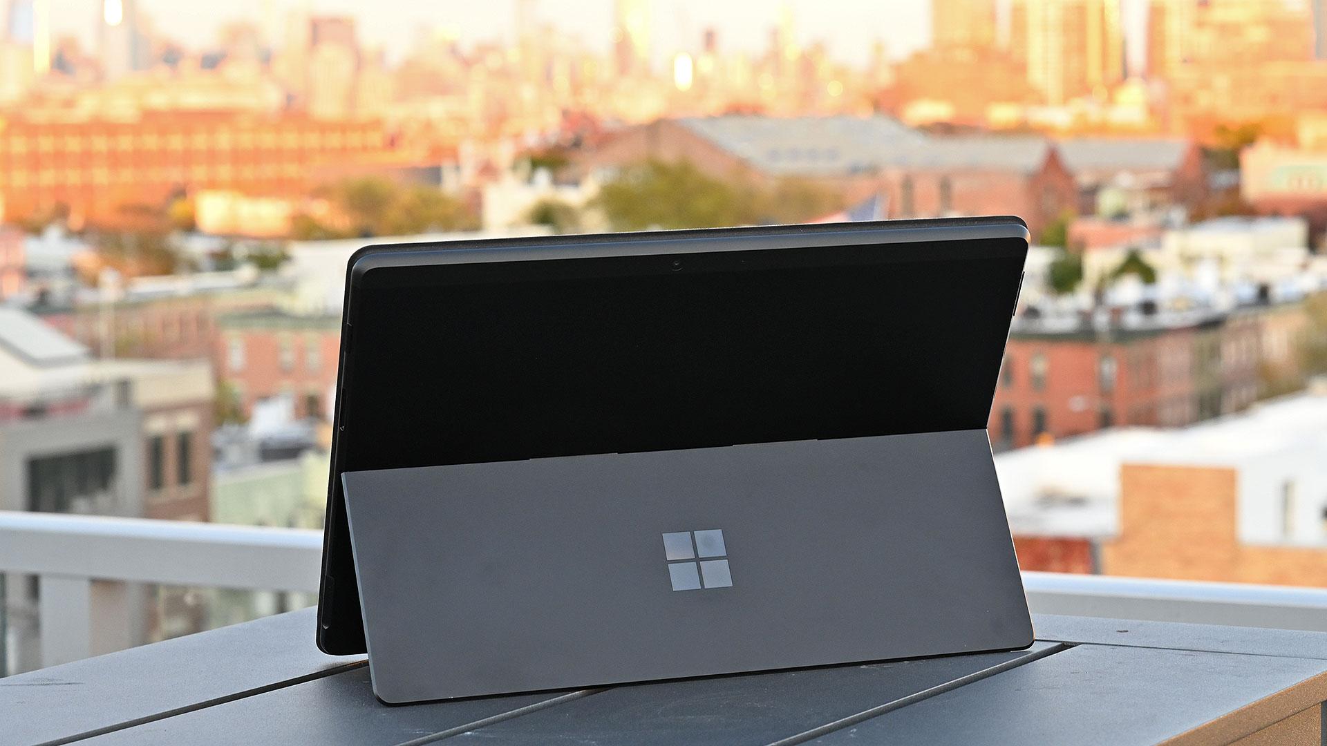 MicrosoftのLTE接続対応2-in-1ノートPC｢Surface Pro X｣レビュー 