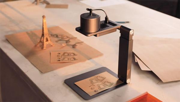 折りたたんで携帯できる小さくても本格的な卓上レーザー刻印機