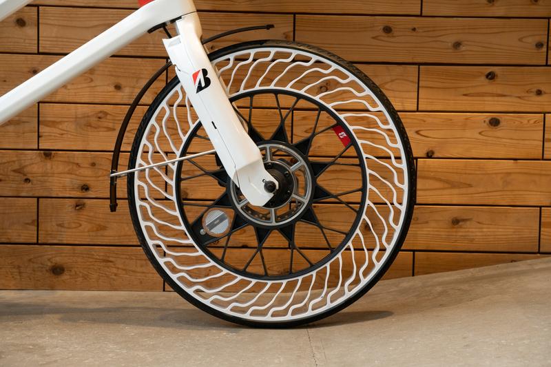 ブリヂストンの「パンクしない自転車」ハンズオン：いずれ街でお馴染み 