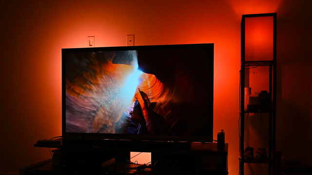 部屋が｢色の宝箱｣に。テレビ画面とシンクロするスマートライトボックス