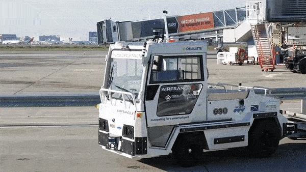 エールフランス航空、無人牽引トラクターの導入で、飛行機の遅延低減を目指す