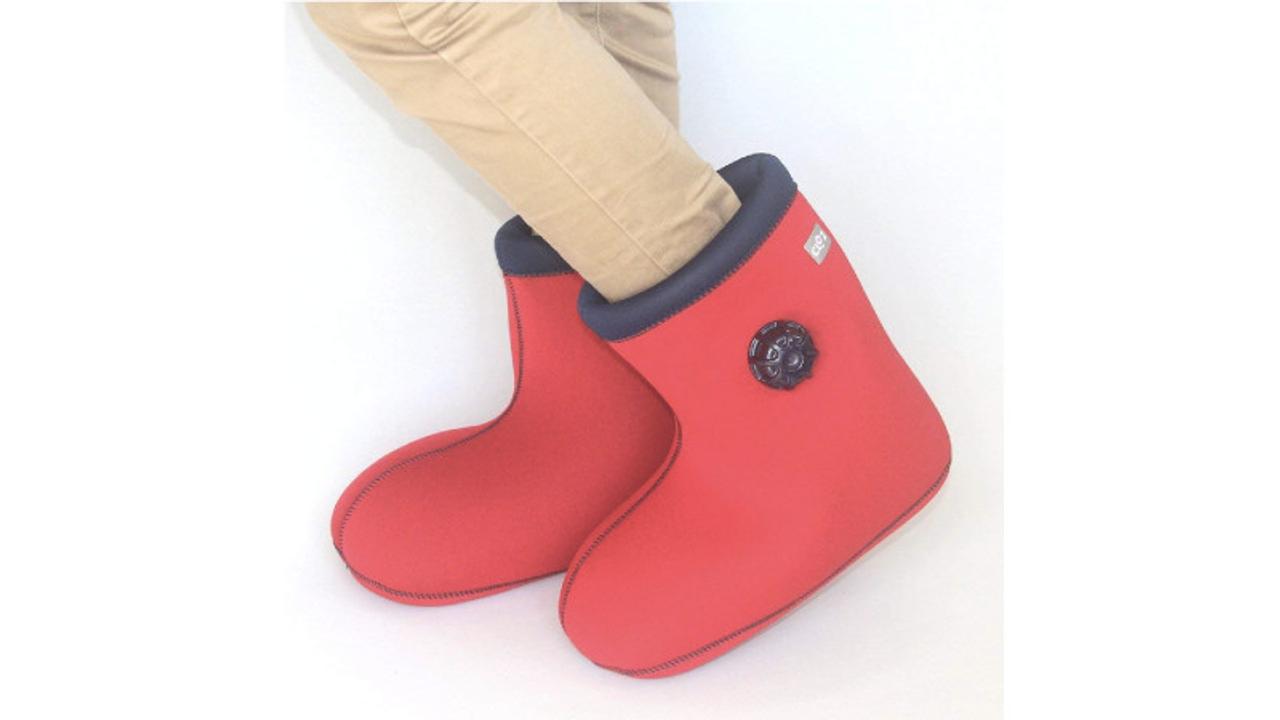 新感覚 ブーツ型で柔らかく足にフィットする 履ける 湯たんぽ ギズモード ジャパン