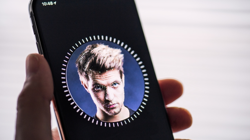 今年のiPhone、Face ID機能が改善される？ 覗き込まなくてもロック解除できたらいいな