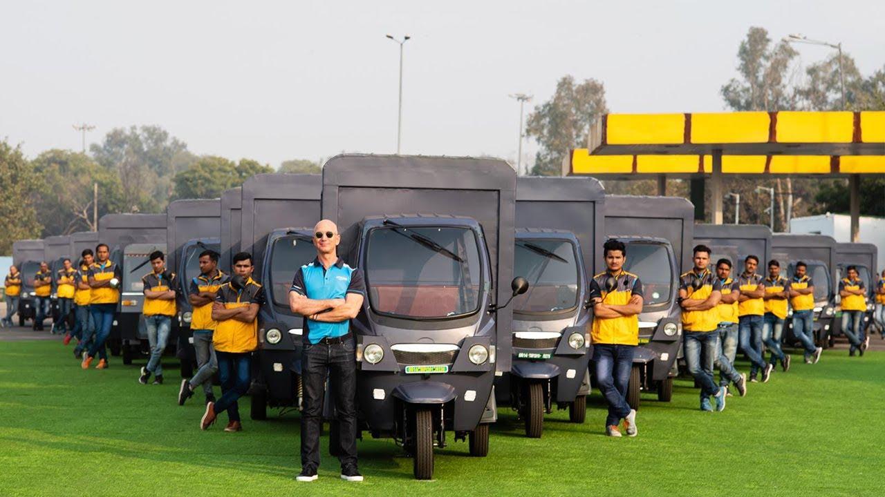ジェフ・ベゾス、インドでAmazon専用EVリクシャーに乗ってご満悦