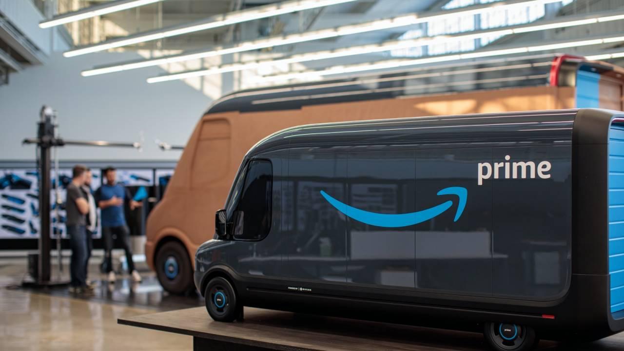 AmazonがRivianに10万台作らせるEV配達トラック。かなりカスタムされて、もちろんAlexaも搭載