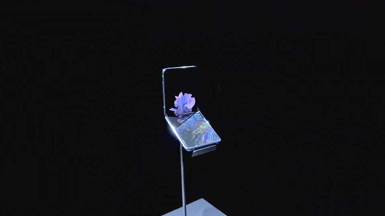 サムスンの新しいタテ型折りたたみスマホ、画面には｢フィルムのように曲がるガラス｣が使われてる #SamsungEvent