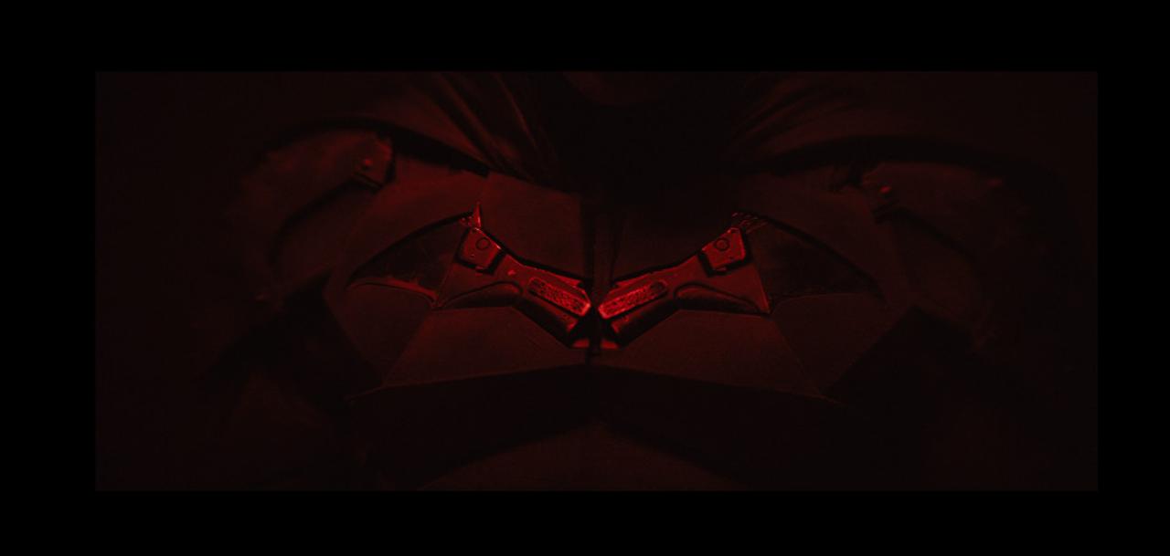 新映画版『バットマン』のスーツ公開！ 胸のコウモリのマークがガジェットに！？