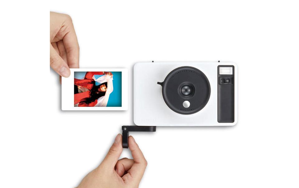 レトロチックでトイチック。自分の手でフィルムを出すインスタント
