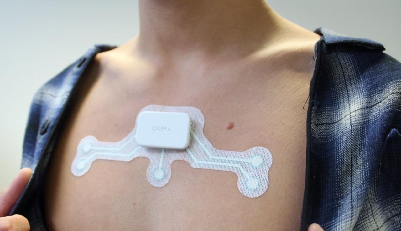 胸に貼って、無呼吸症候群を機械学習で検出するウェアラブル・パッチ