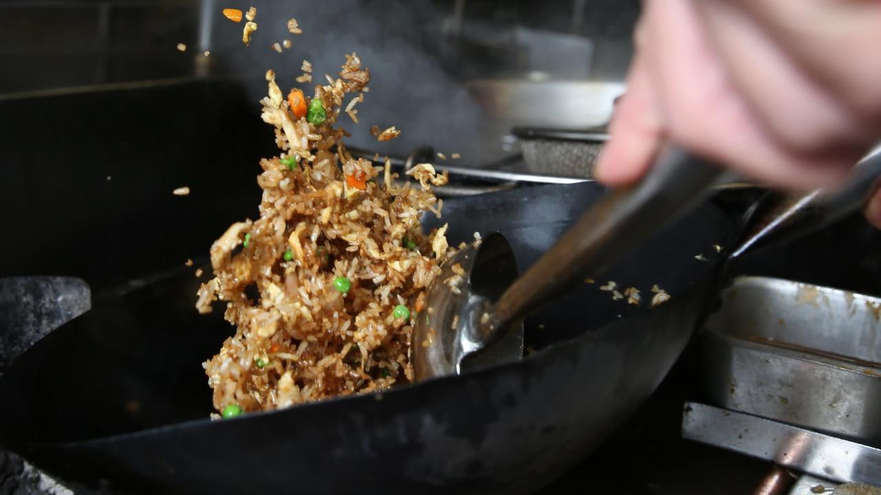 チャーハン作りに必要な中華鍋の振り方を分析した研究