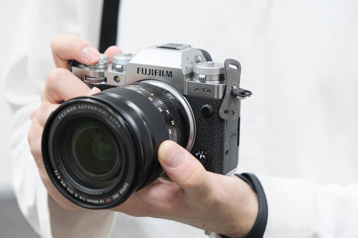 こんにちは、富士フイルム「X-T4」。このサイズでこの手ブレ補正は 