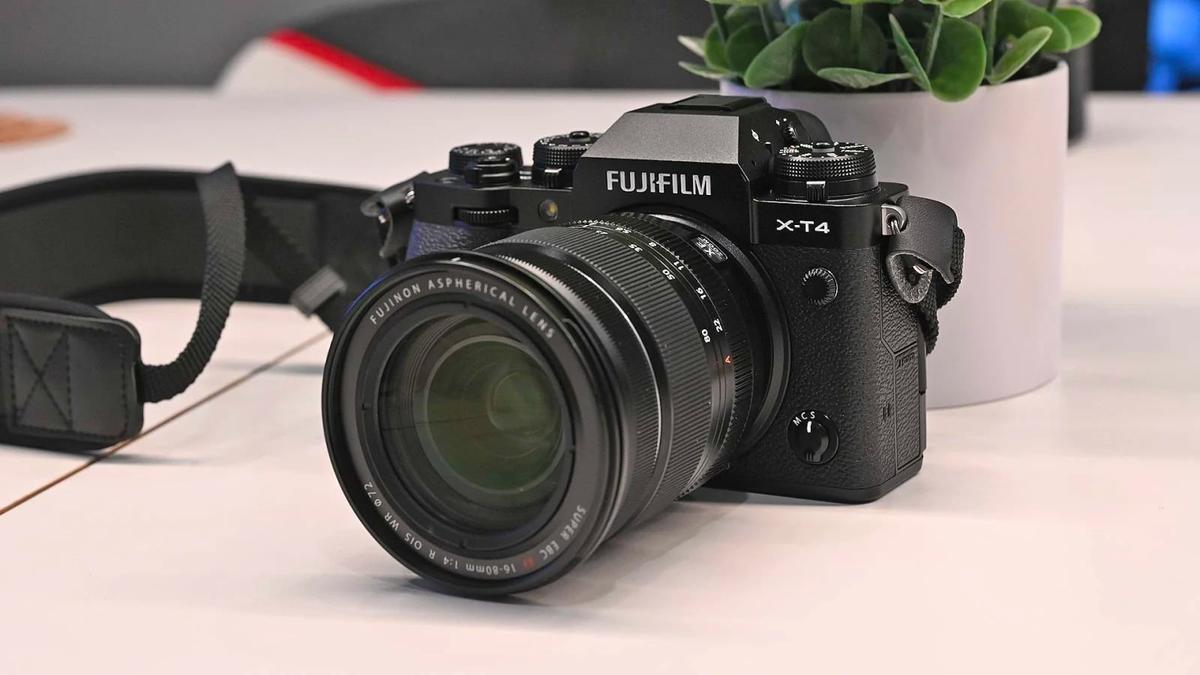 ファーストルック：富士フイルム「X-T4」最高峰APS-Cミラーレスが 