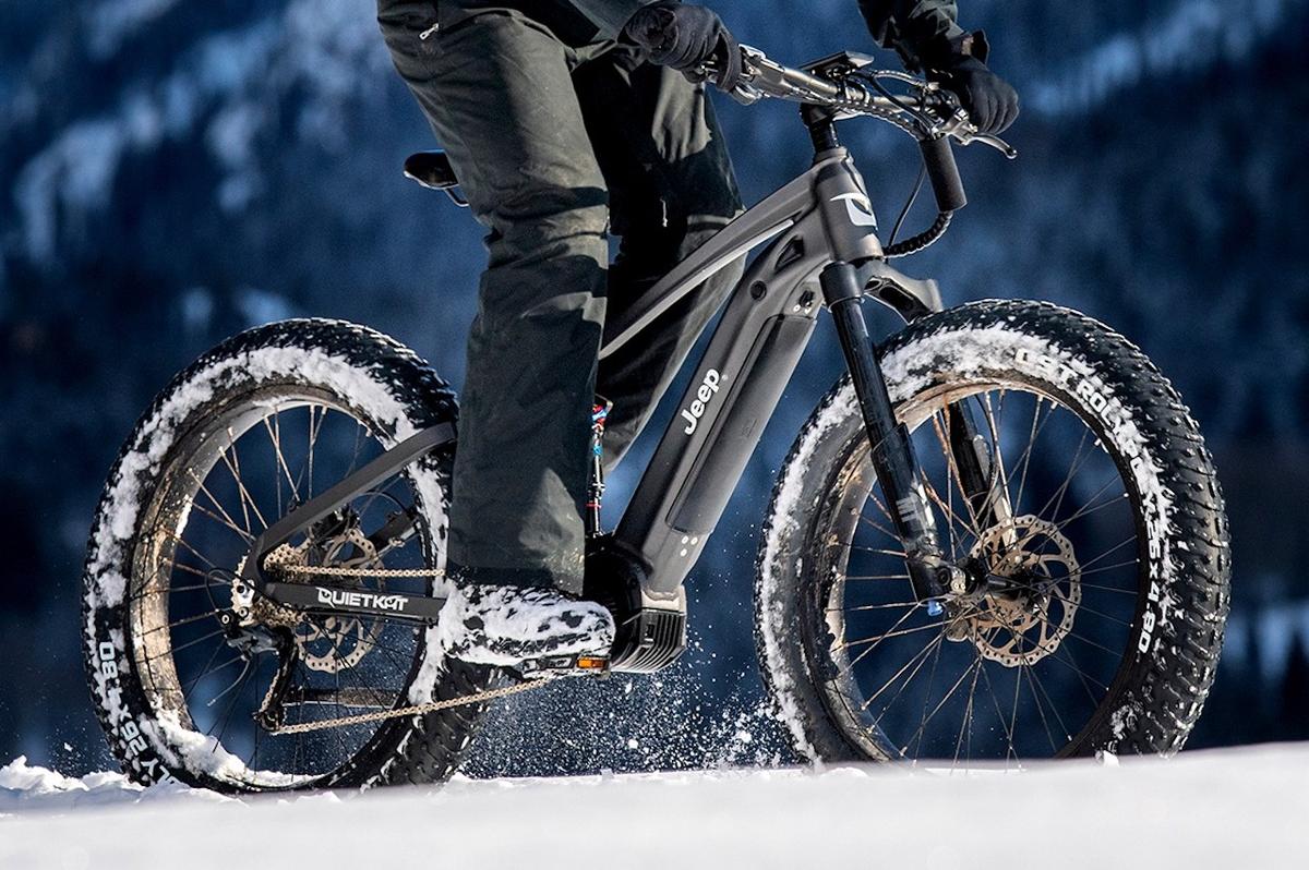 雪道もいける。ジープのファットタイヤ自転車は時速60キロで爆走OKな 