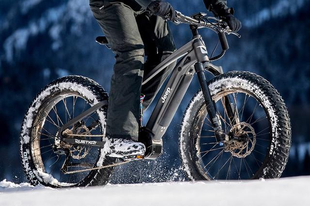 雪道もいける。ジープのファットタイヤ自転車は時速60キロで爆走OKな 