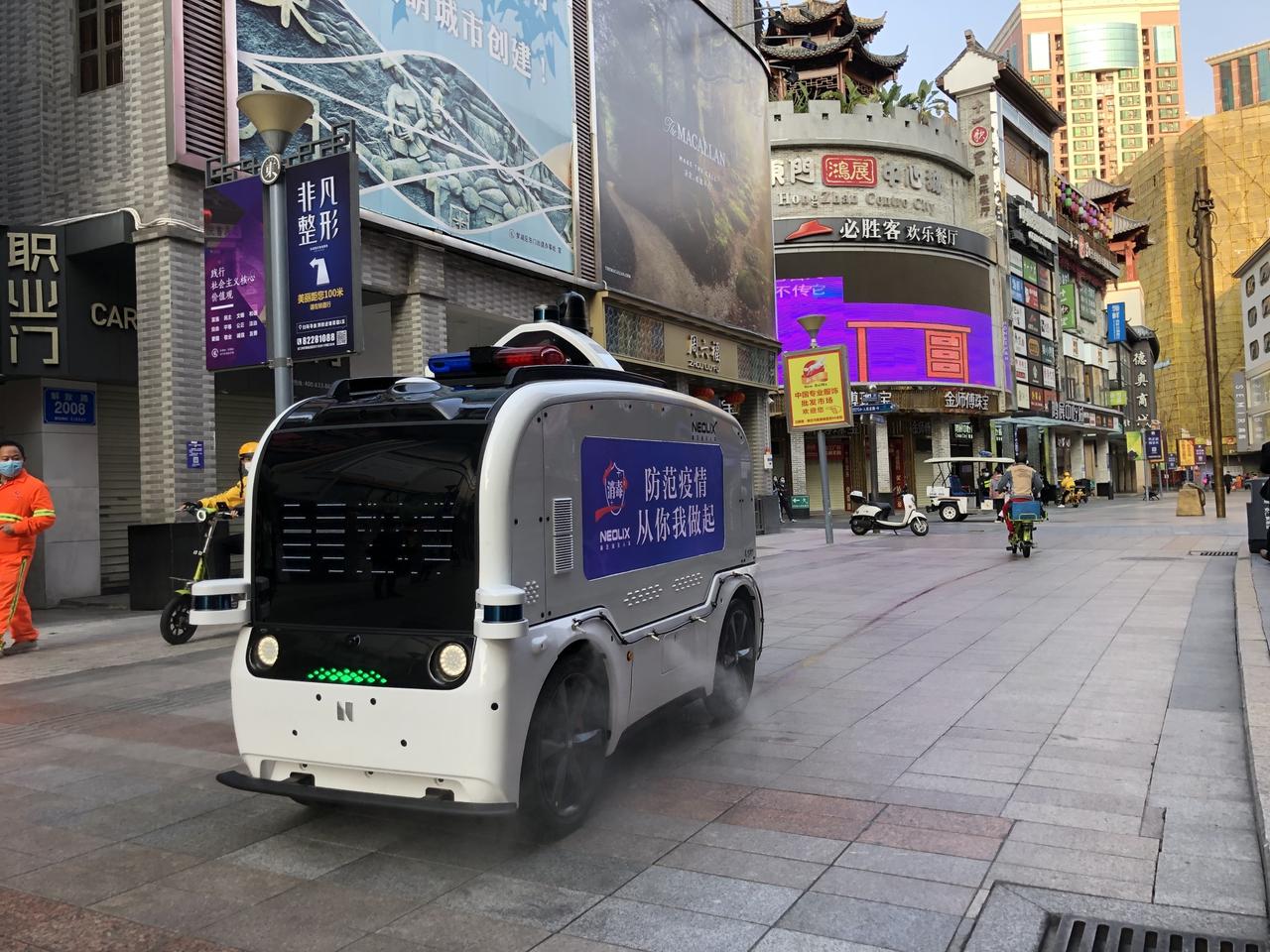 外出禁止の中国で、荷物を配達しながら路面消毒する無人EV。アリババなど通販サイトが200台を注文