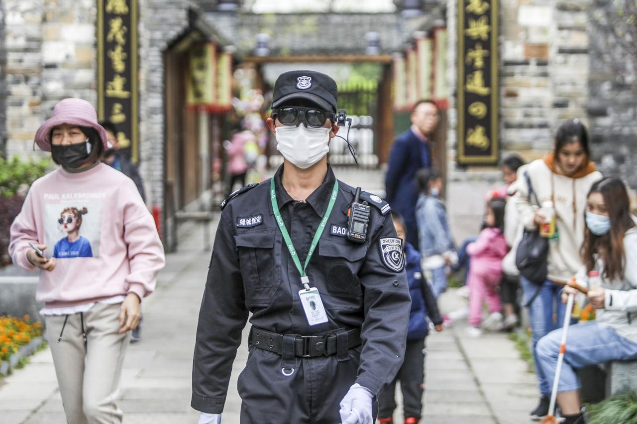 中国の公園の警備員が、スマートグラスで人びとの体温を｢視る｣
