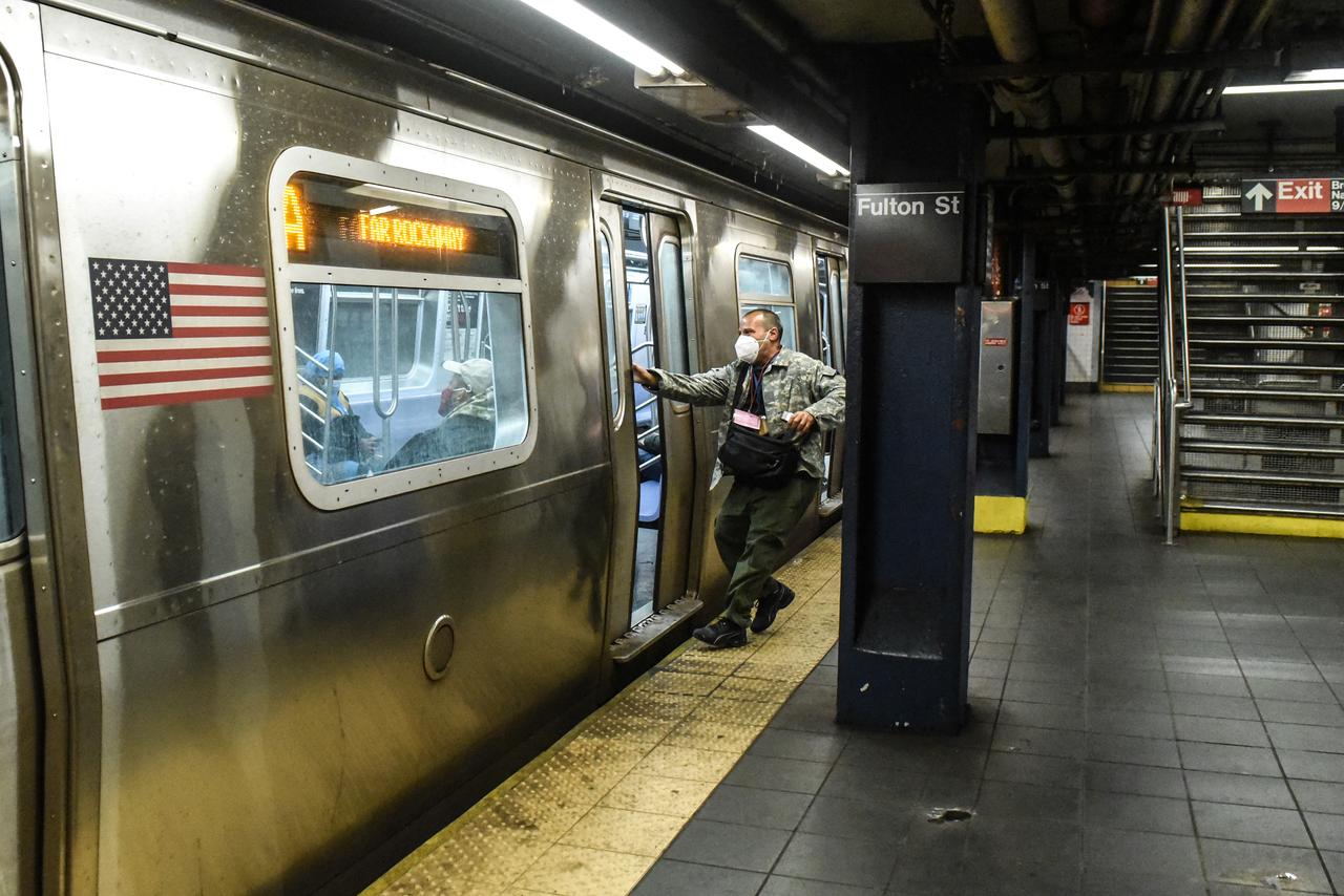 ニューヨークの地下鉄、新型コロナ殺菌に紫外線ランプを導入