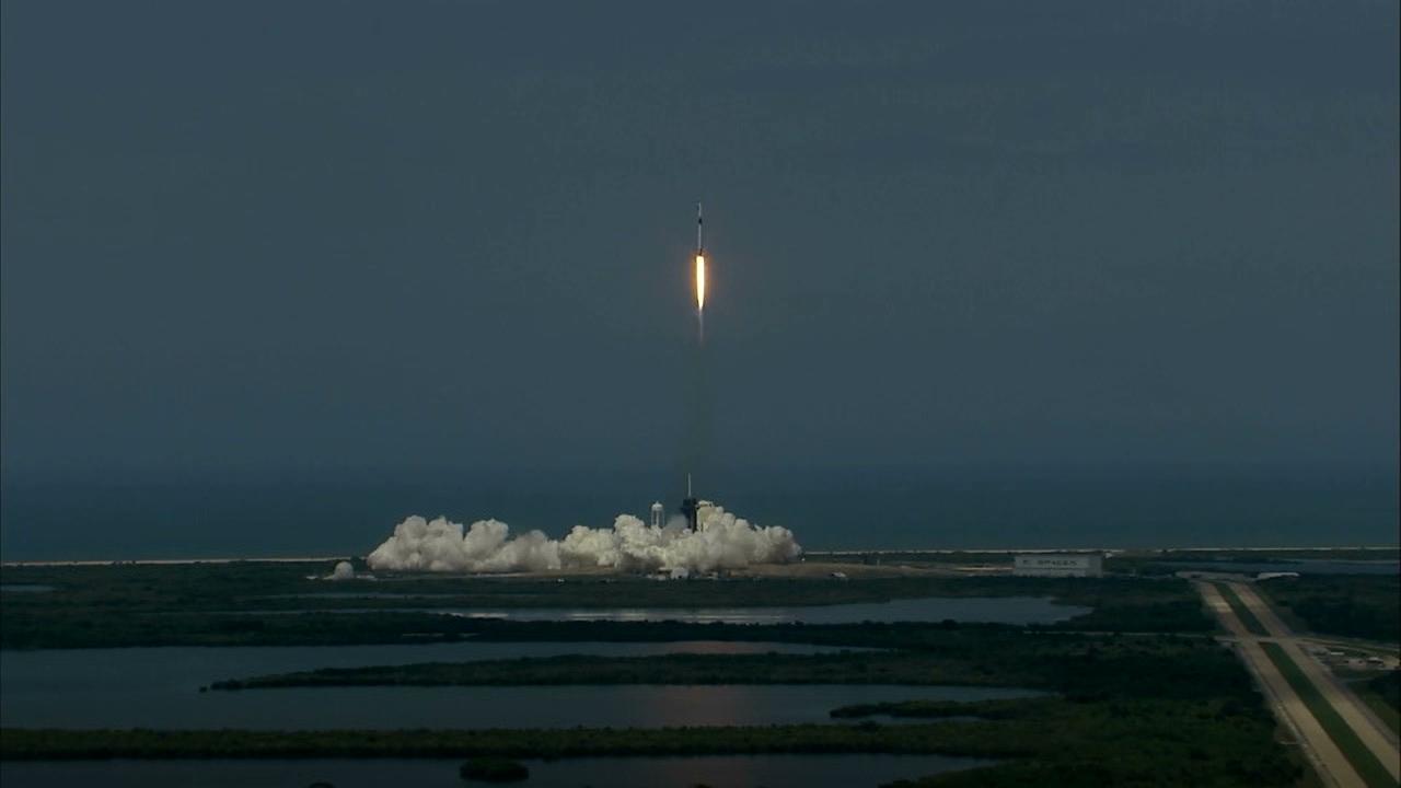 ついに！ SpaceXとNASA、民間初の有人ロケット打ち上げ成功