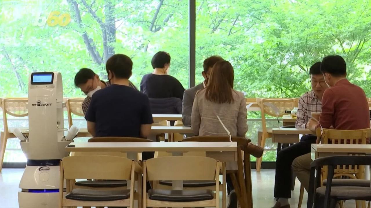 韓国のカフェでロボットバリスタが登場。ソーシャルディスタンス確保に大活躍