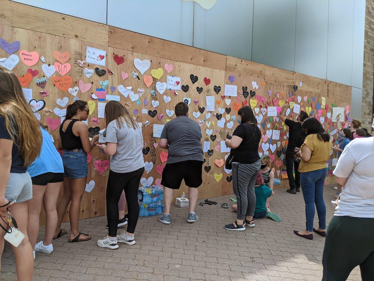 Apple Storeのガラスが砕ける→要塞になる→平和を願う掲示板になる