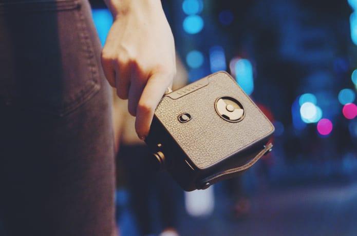 8mmカメラを模したレトロ懐かしいムービーデジカメ。GIF撮影の
