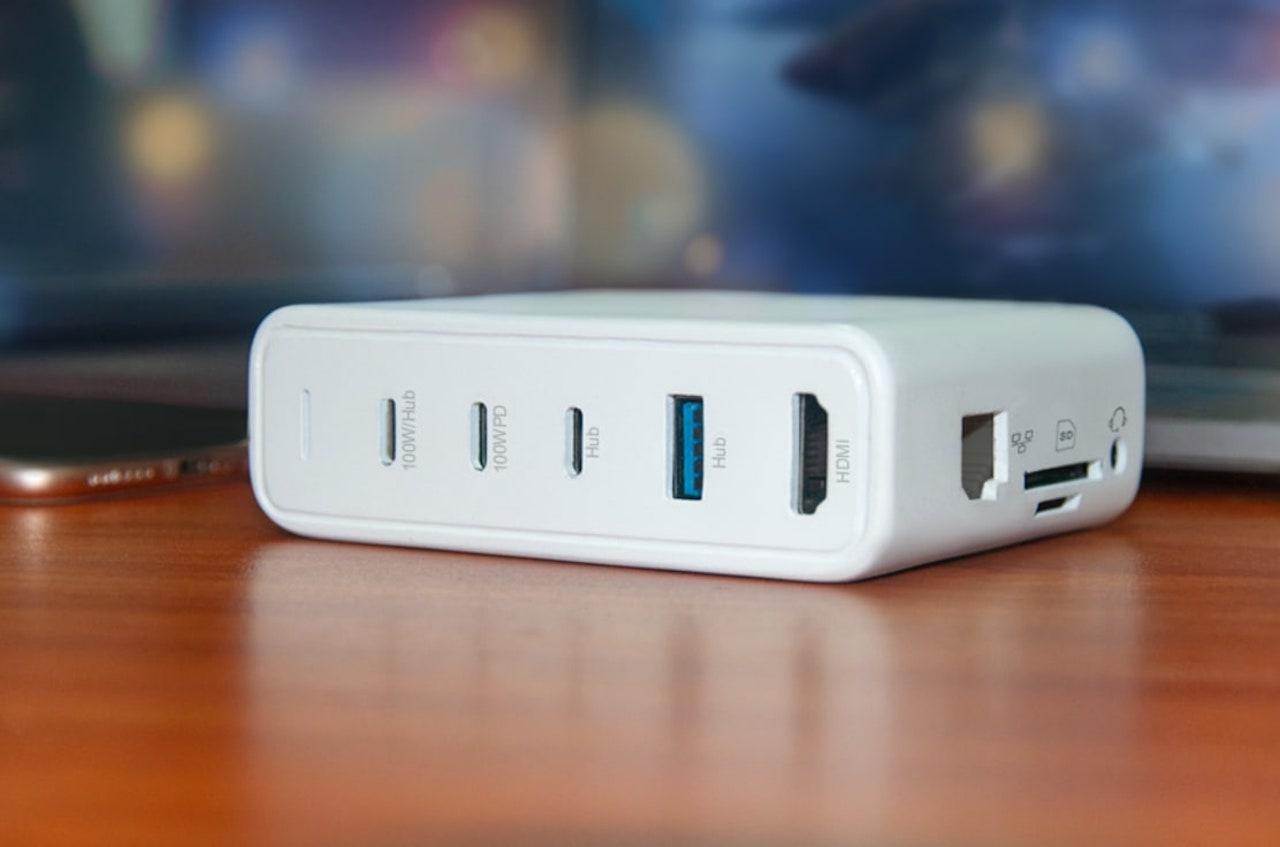 ハブ機能つき100W充電アダプタ、この発想はアリ