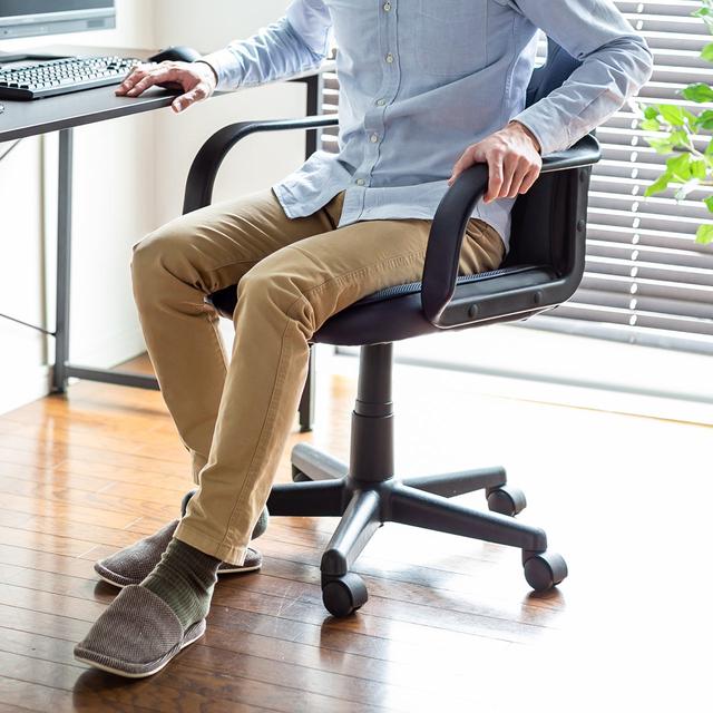 手狭な部屋でもウィナーになりたいならミドルバックのゲーミングチェア