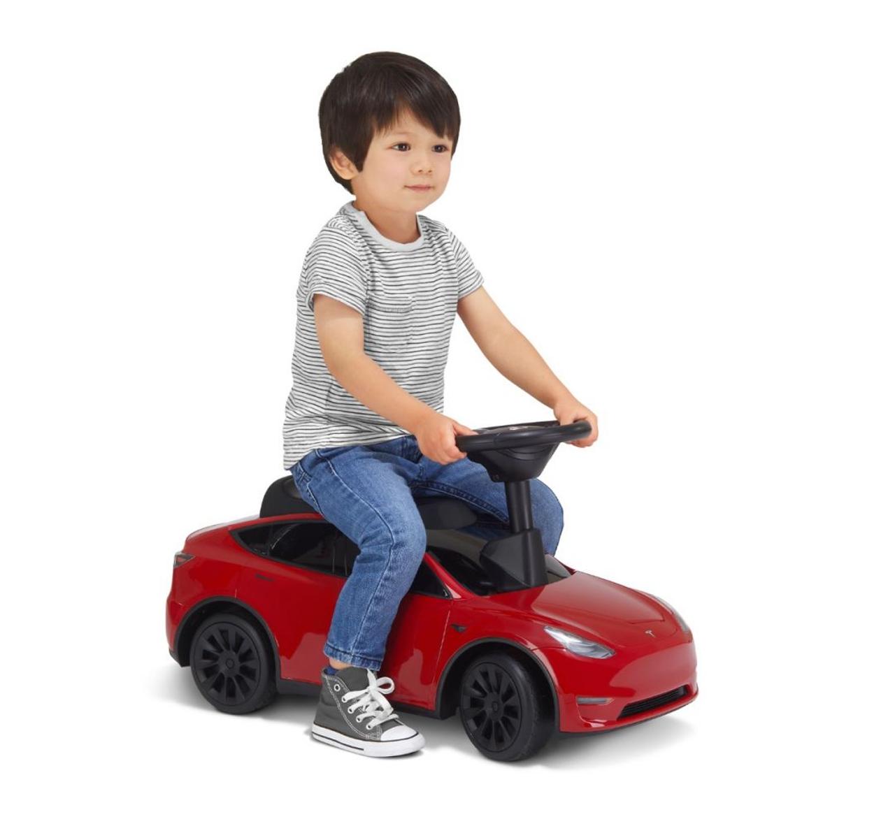 ｢大きくなったらテスラに乗りたい！｣がスグ叶う。4歳まで乗られる初めての｢モデル Y｣