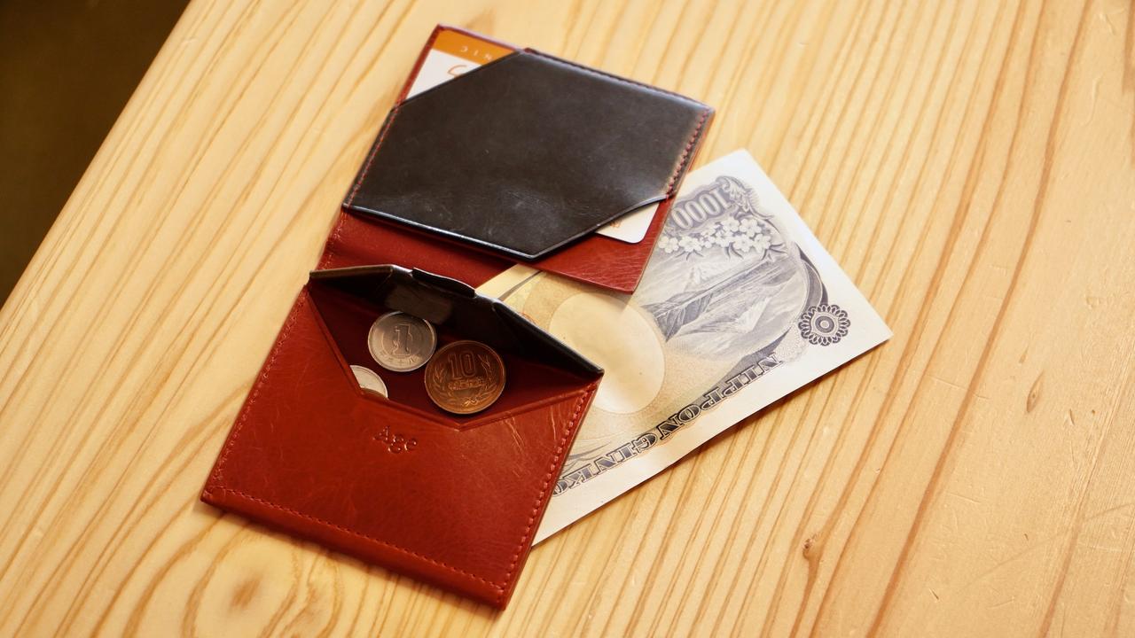 コインもお札も持ち運べる薄さ2cmのレザー財布｢One｣を使ってみた