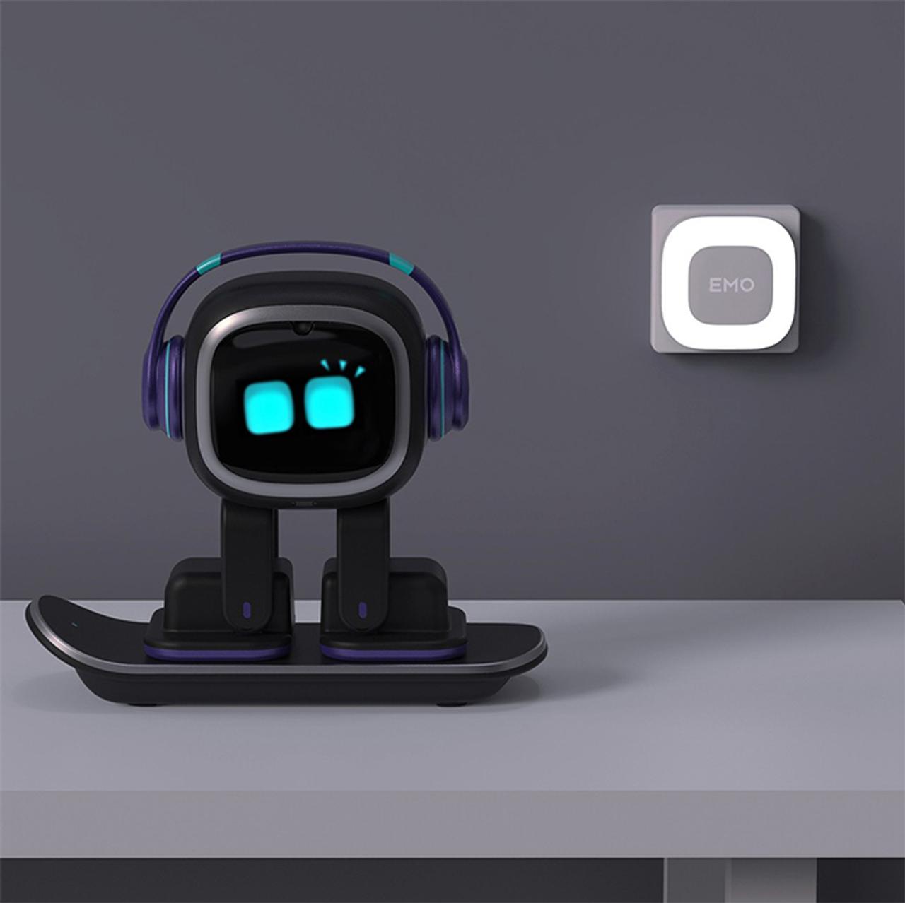 デスクトップのお供に、一緒に遊べるロボットのペット｢EMO｣