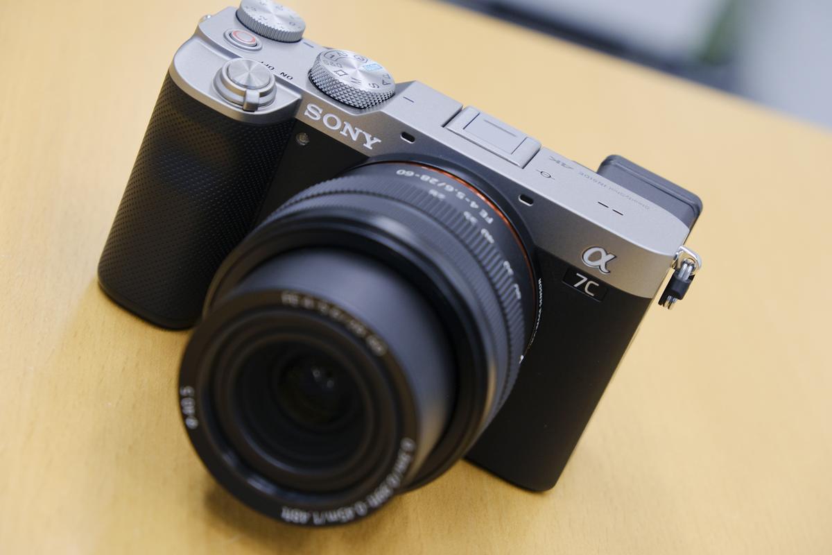 ポケットサイズのα7IIIだなんて、信じられる？ ソニーのフルサイズ 
