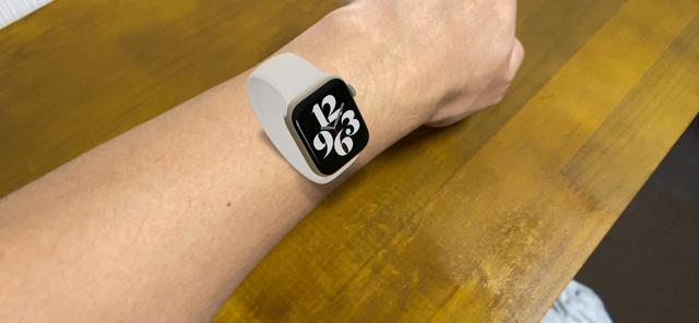 Apple WatchのARに腕をかざしている写真